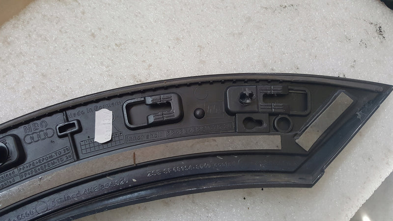Listwa drzwi prawy tył AUDI E-TRON 4KE854820A 4KE853026E demontaż