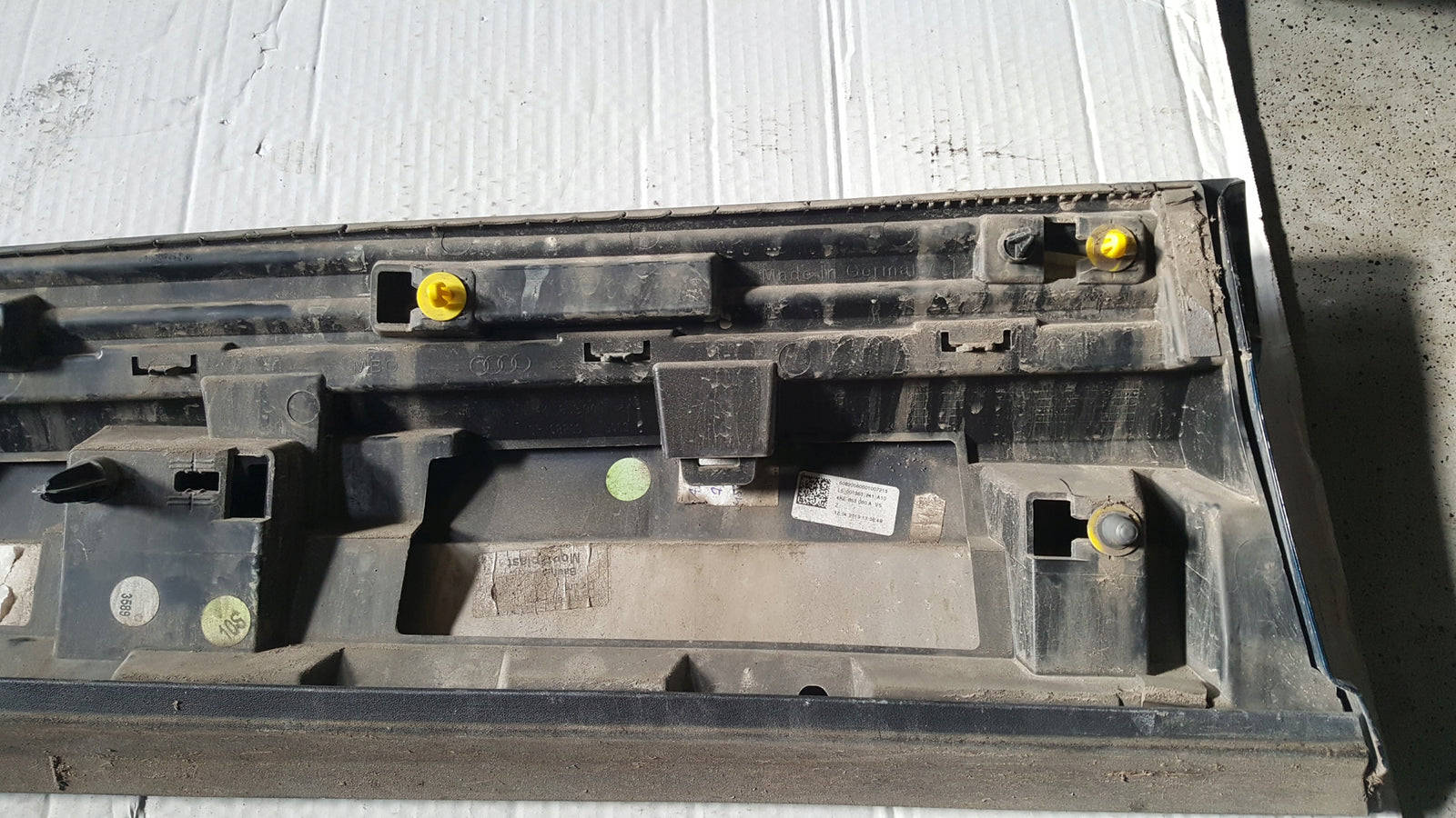 Listwa drzwi prawy przód AUDI E-TRON 4KE853960
