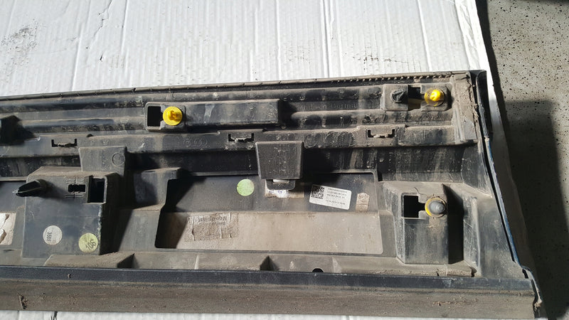 Listwa drzwi prawy przód AUDI E-TRON 4KE853960