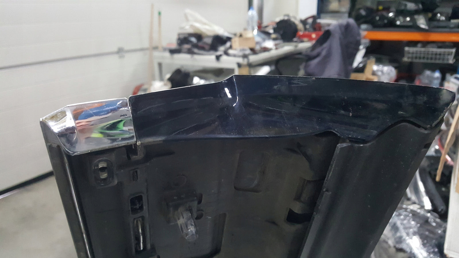 Listwa drzwi prawy przód VW TOUAREG III 760854940E demontaż