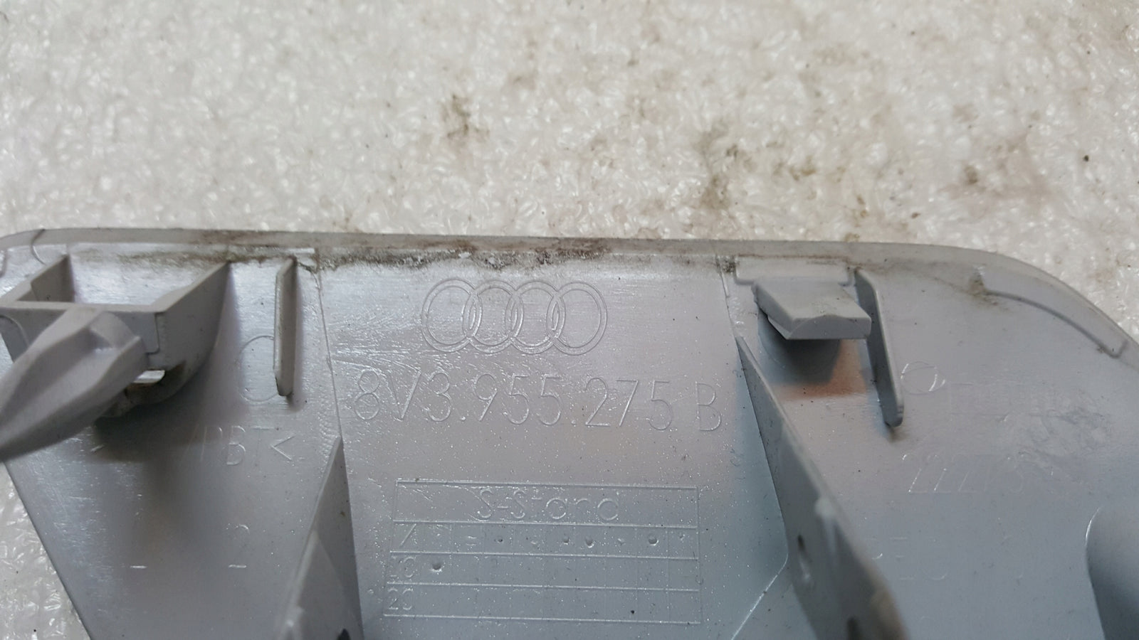 Zaślepki spryskiwaczy lewa +prawa AUDI A3 8V3955275B 8V3955276B demontaż