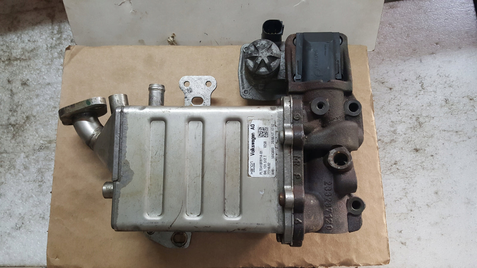 Zawór EGR chłodnica spalin VW 04L131512T demontaż