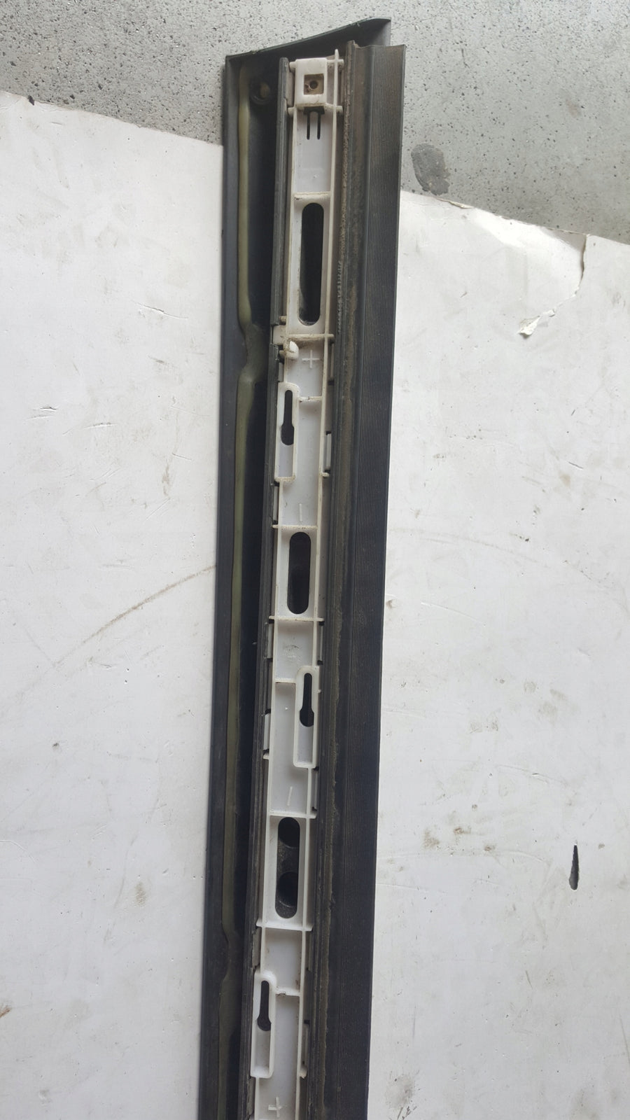Listwa drzwi przednich prawa Audi A6 ALLROAD 4F0853960B