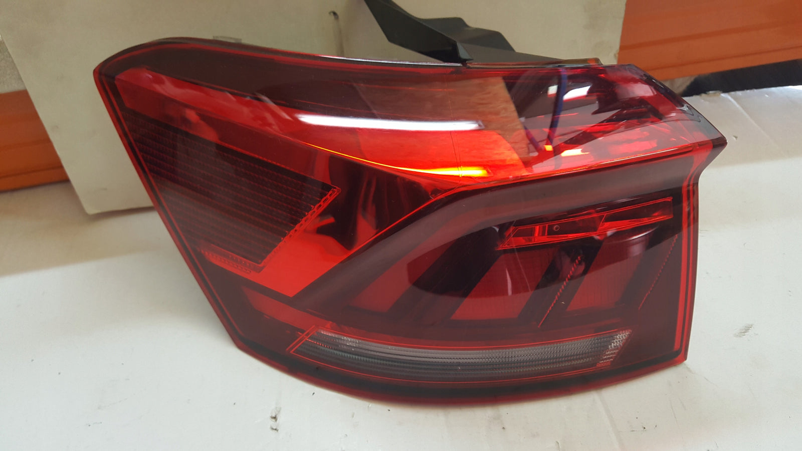 Kompletna tylna lewa lampa LED VW T-ROC 2GA945093B 2GA945095D demontaż