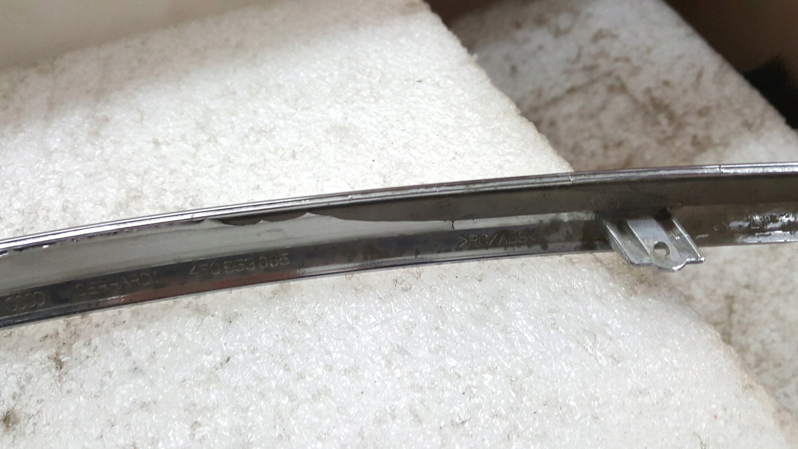 AUDI A6 C6 LIFT 08- OZDOBNA LISTWA CHROM ZDERZAKA PRZÓD LEWA 4F0853065