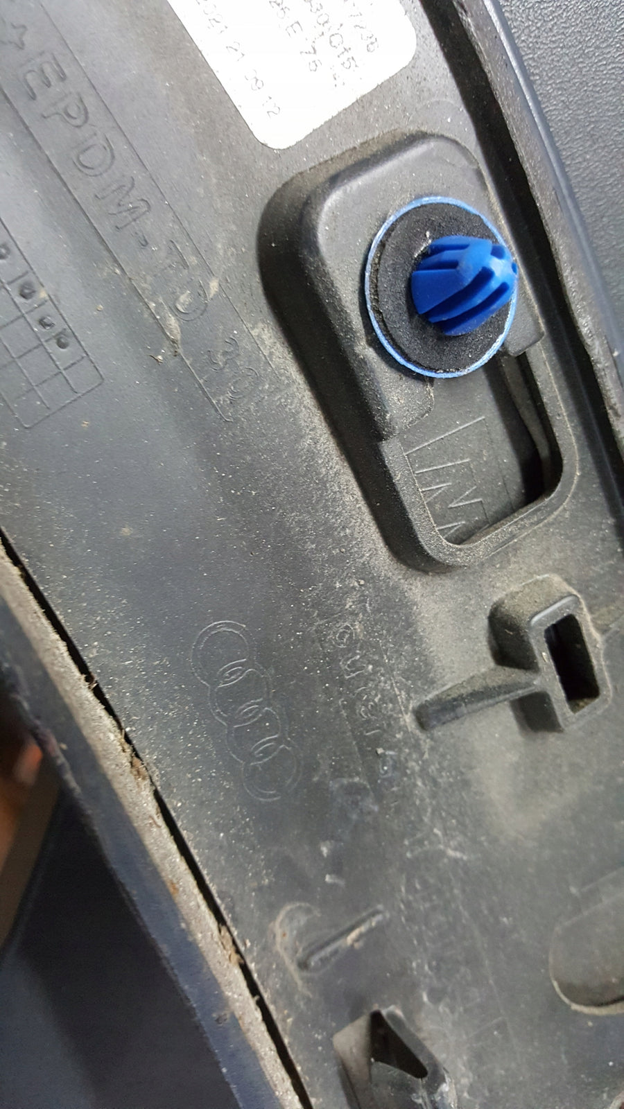 Listwa błotnika lewy tył AUDI E-TRON 4KE853817A