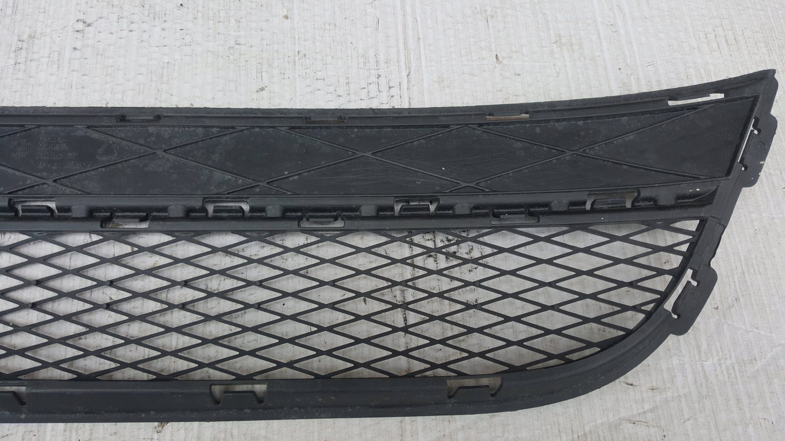 Środkowa kratka zderzaka przedniego VW TIGUAN 5N0853677 demontaż