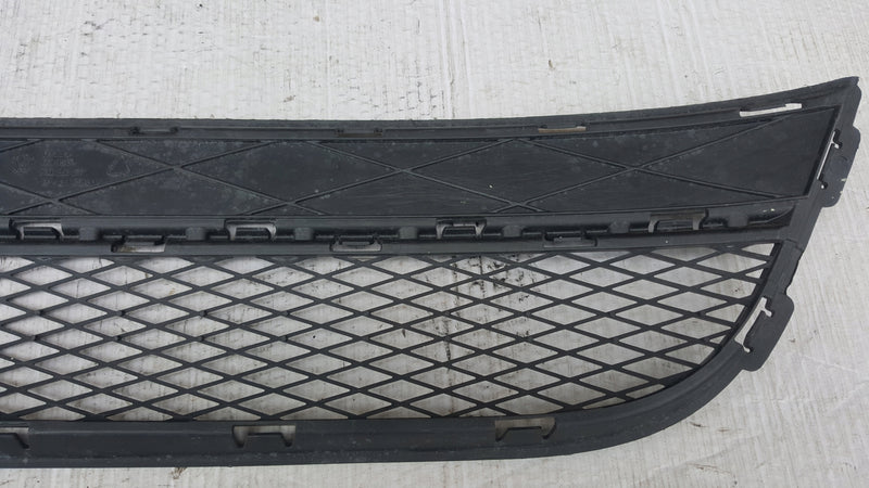 Środkowa kratka zderzaka przedniego VW TIGUAN 5N0853677 demontaż