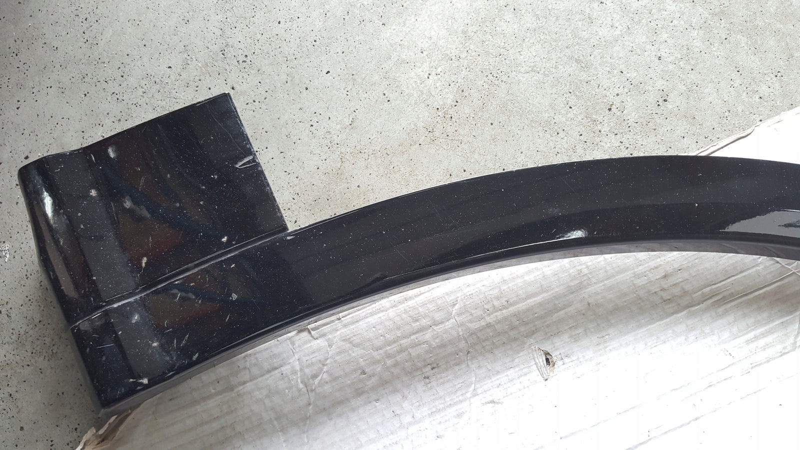 Listwa błotnika przedniego prawa strona AUDI Q5 80A853718F demontaż