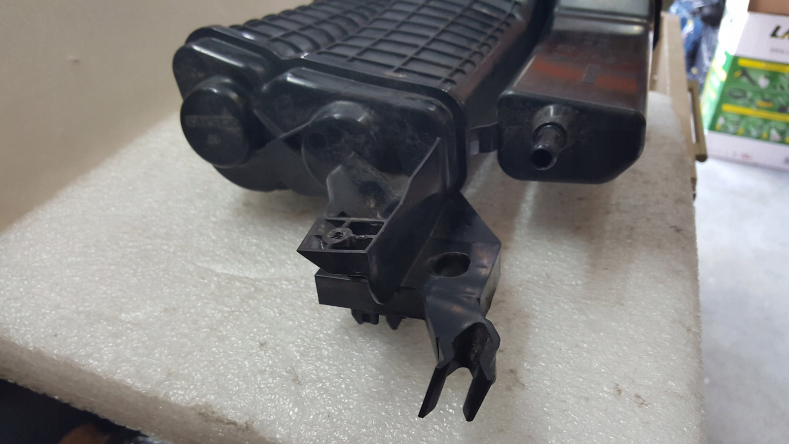 Filtr węglowy VW AUDI SEAT SKODA 5WA201801 demontaż