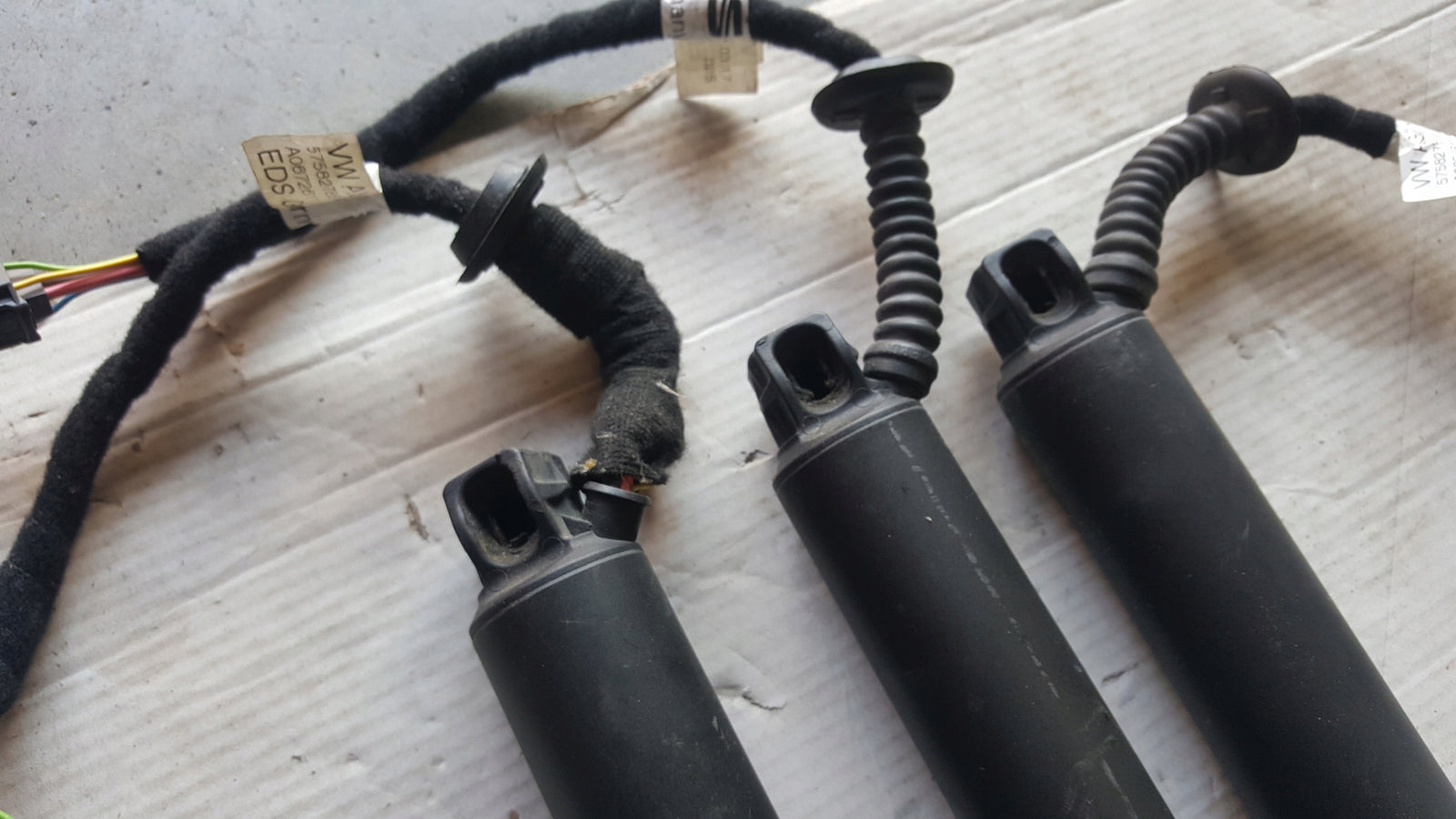 Lewy siłownik klapy bagażnika SEAT ATECA 575827851A demontaż oryginał