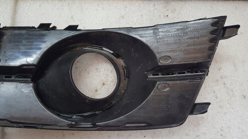 Kratka zderzaka przedniego lewa strona AUDI A6 (C7) 4G0807681AG demontaż