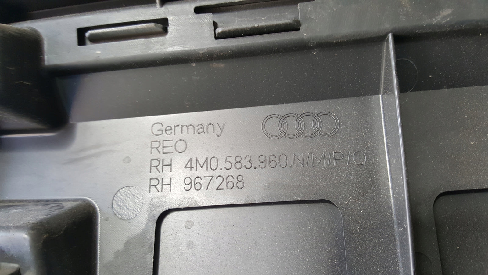 Listwa drzwi prawy przód AUDI Q7 4M0583960 demontaż