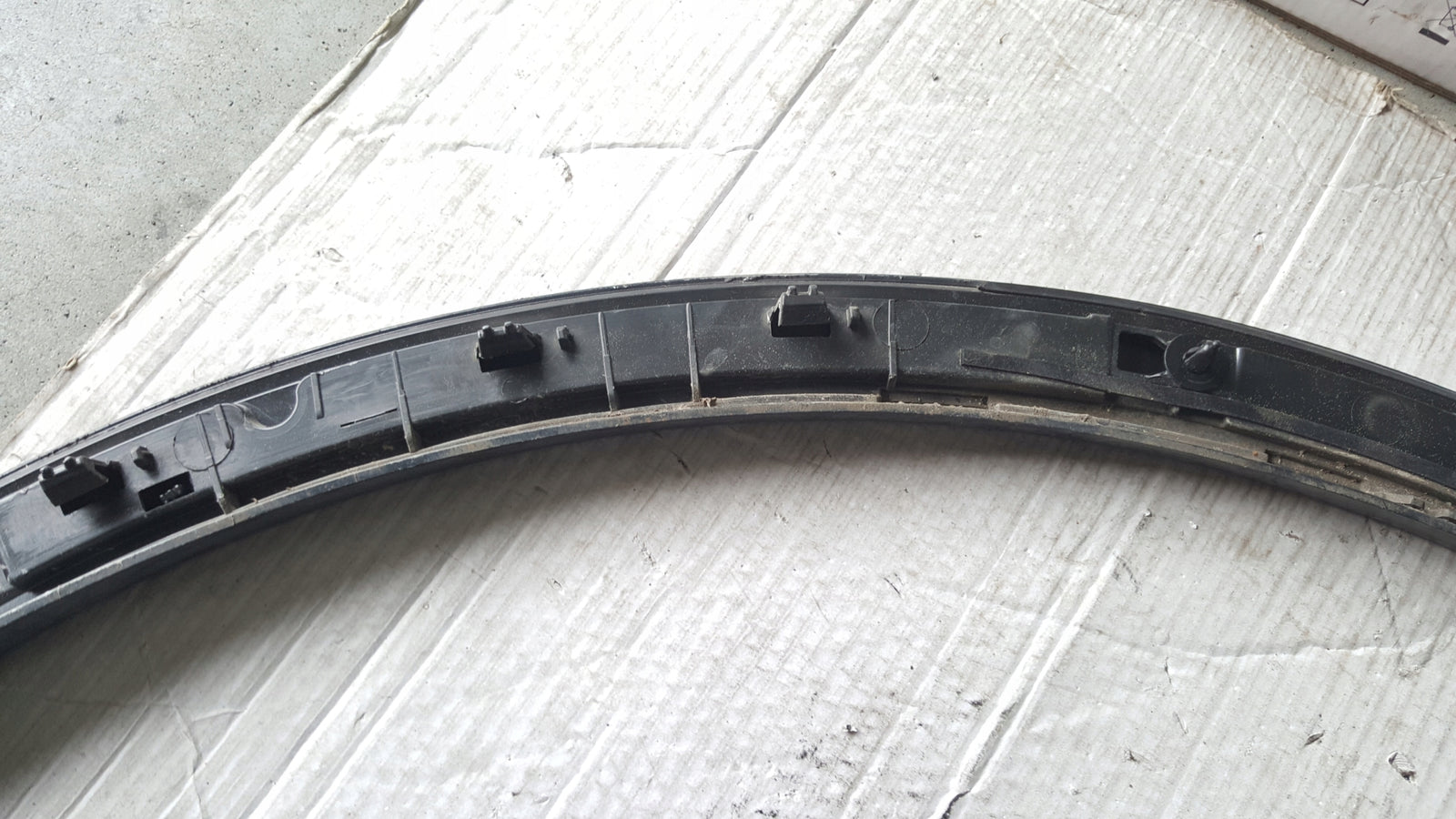 Listwa błotnika przedniego prawa strona AUDI Q5 80A853718F demontaż