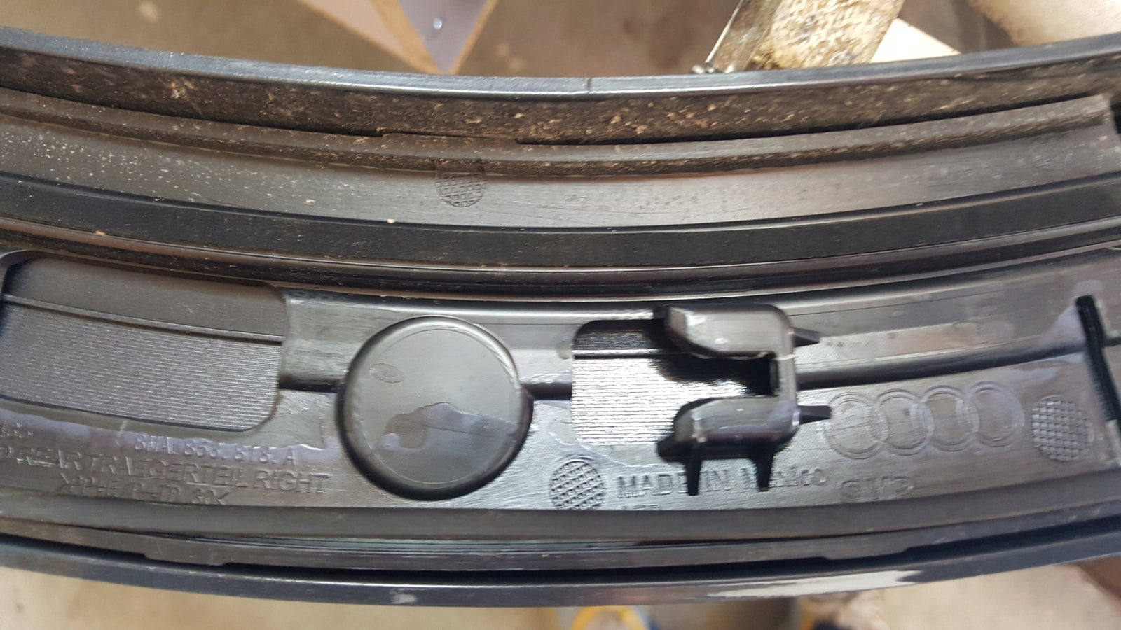 Listwa błotnika prawy tył AUDI Q5 III 8MA853818A demontaż