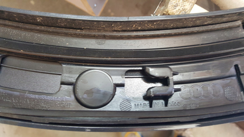 Listwa błotnika prawy tył AUDI Q5 III 8MA853818A demontaż