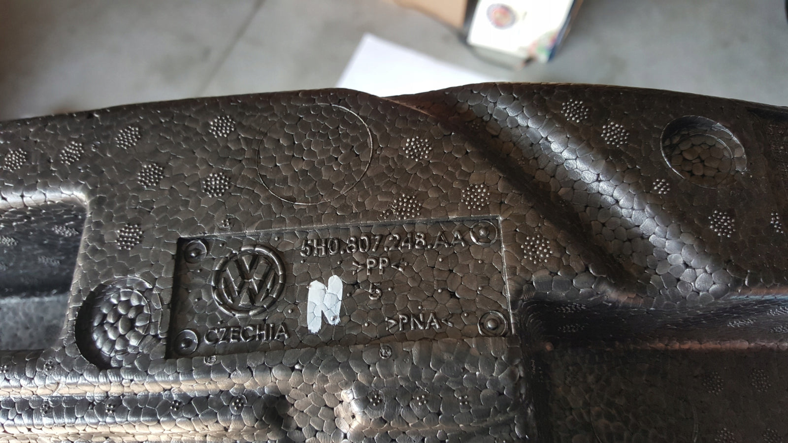 NOWY ORYGINALNY absorber zderzaka przedniego VW GOLF VIII 5H0807248AA