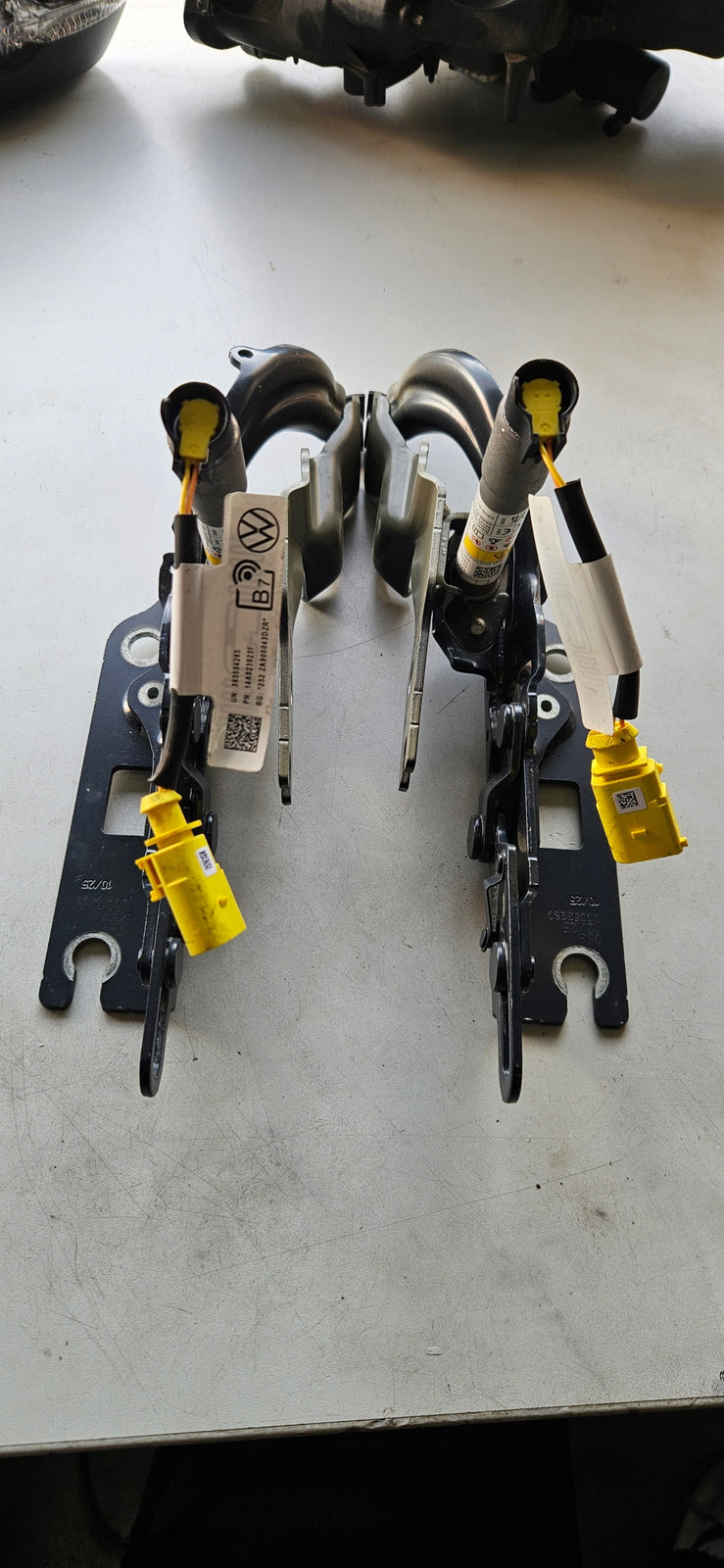 ORYGINALNE zawiasy maski L+P Vw ID.7 14A823306B 14A823305B