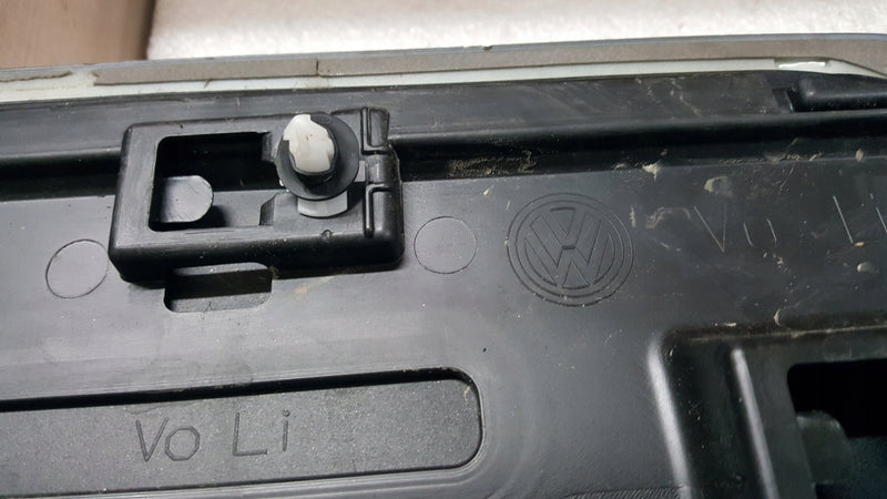 Listwa drzwi lewy przód -- VW TIGUAN 5NA854939AH demontaż