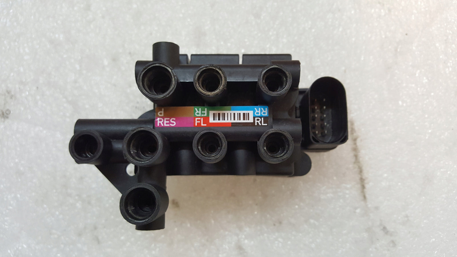 Rozdzielacz pneumatyki AUDI E-TRON 4KE616013A