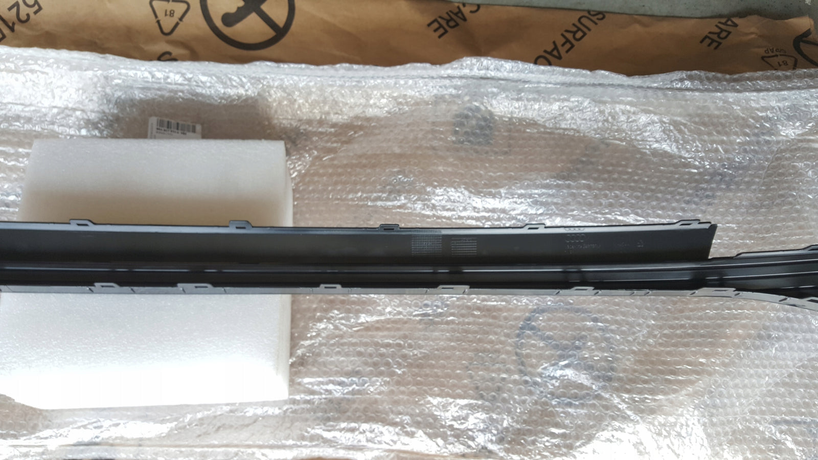 NOWA ORYGINALNA listwa kratka zderzaka tylnego AUDI Q4 e-tron 89A807833A