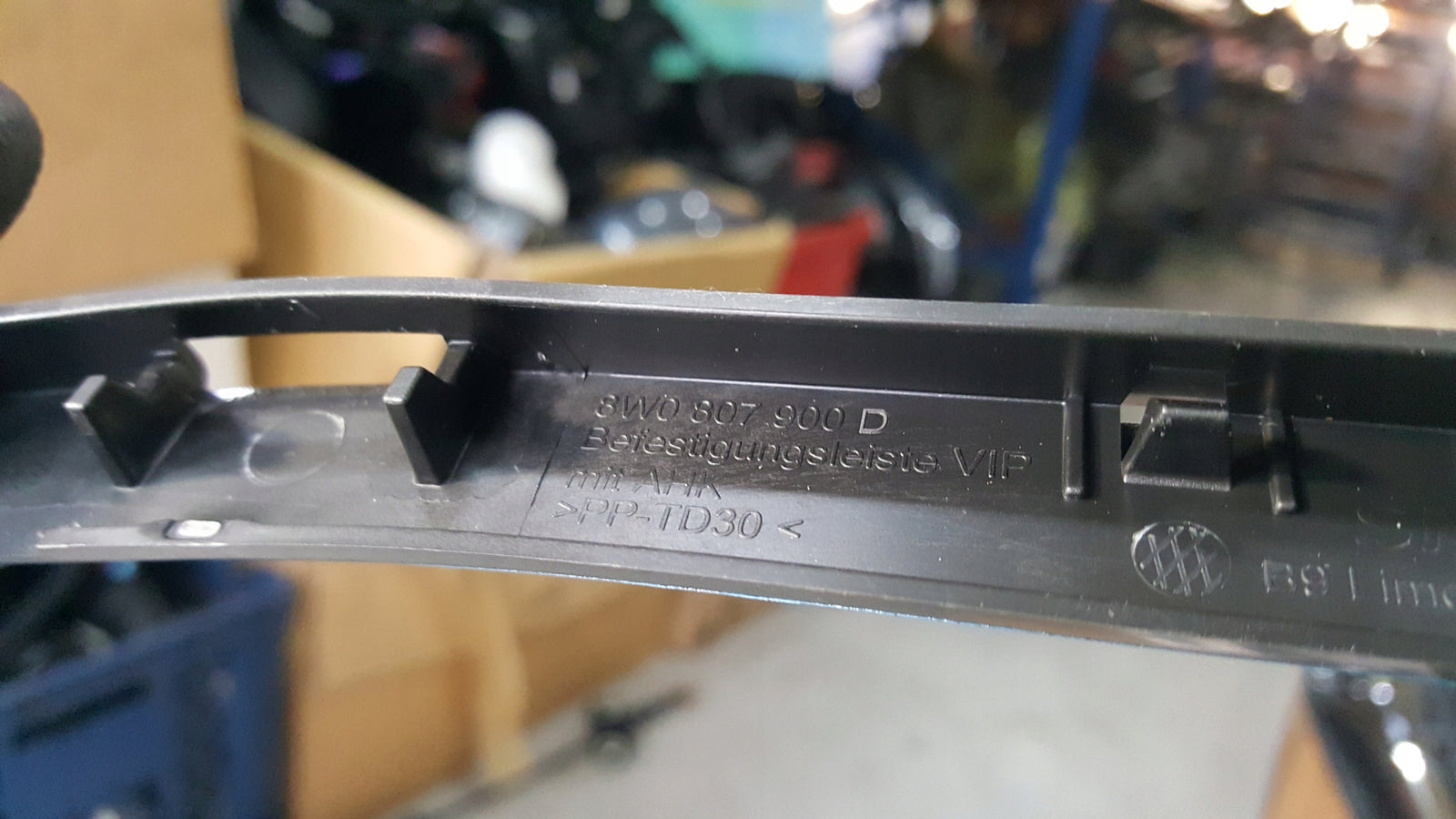 NOWA ORYGINALNA listwa mocowanie zderzaka tylnego AUDI A4 (B9) 8W0807900D