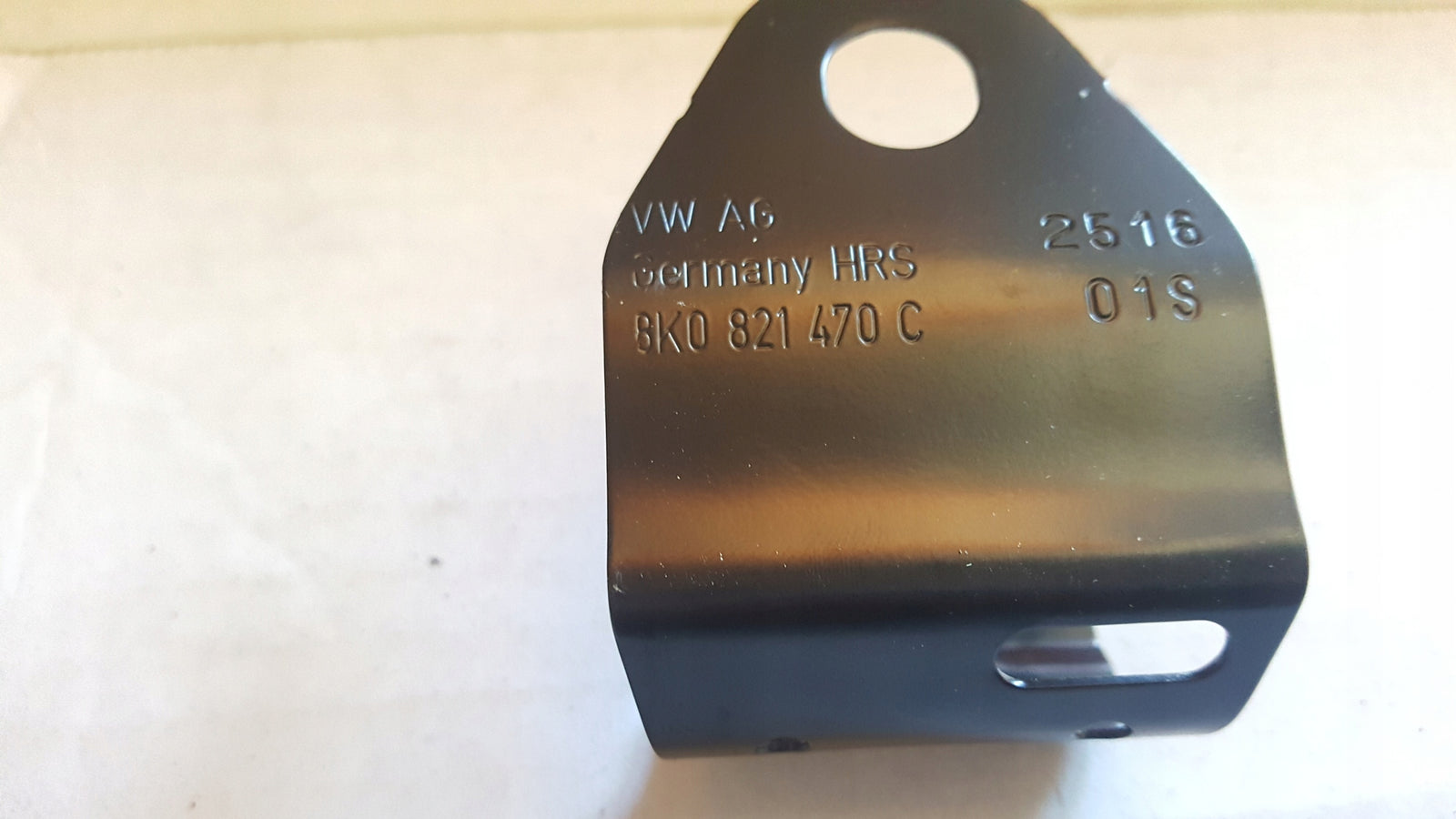 VW nowy uchwyt błotnika OE 8K0821470C