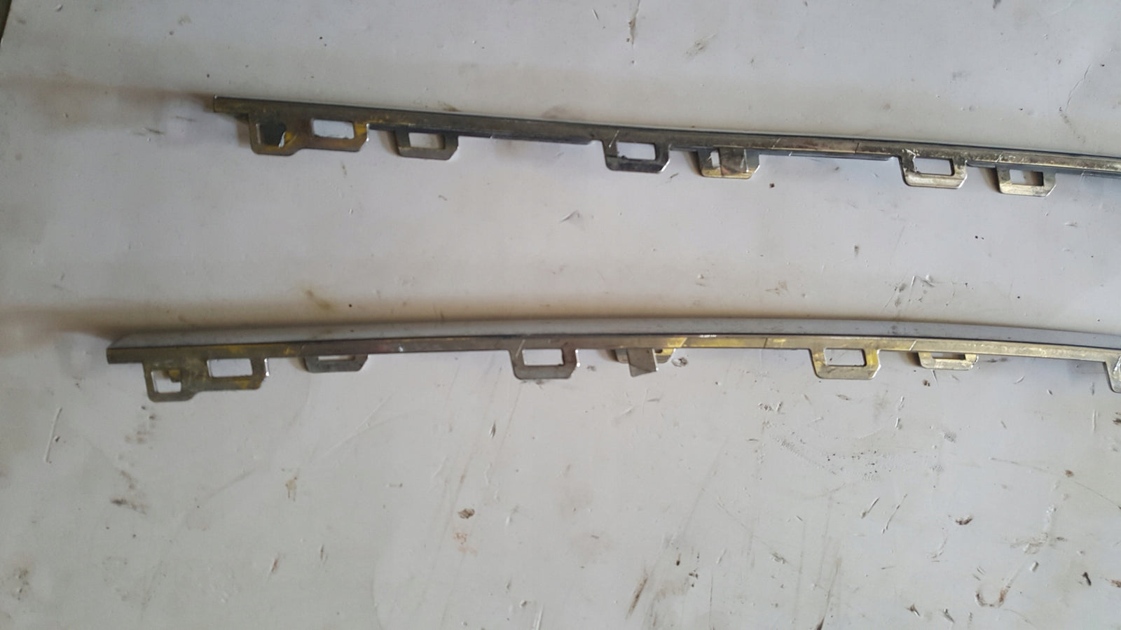 Listwa chrom zderzaka lewy tył VW PASSAT (B8) 3G0853841 demontaż