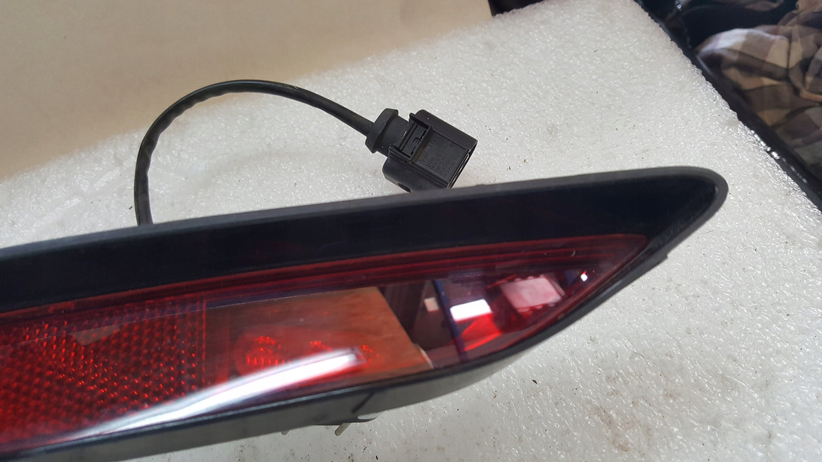 Lampka LED odblask zderzaka tylnego lewa strona VW ID.3 10B945701 demontaż