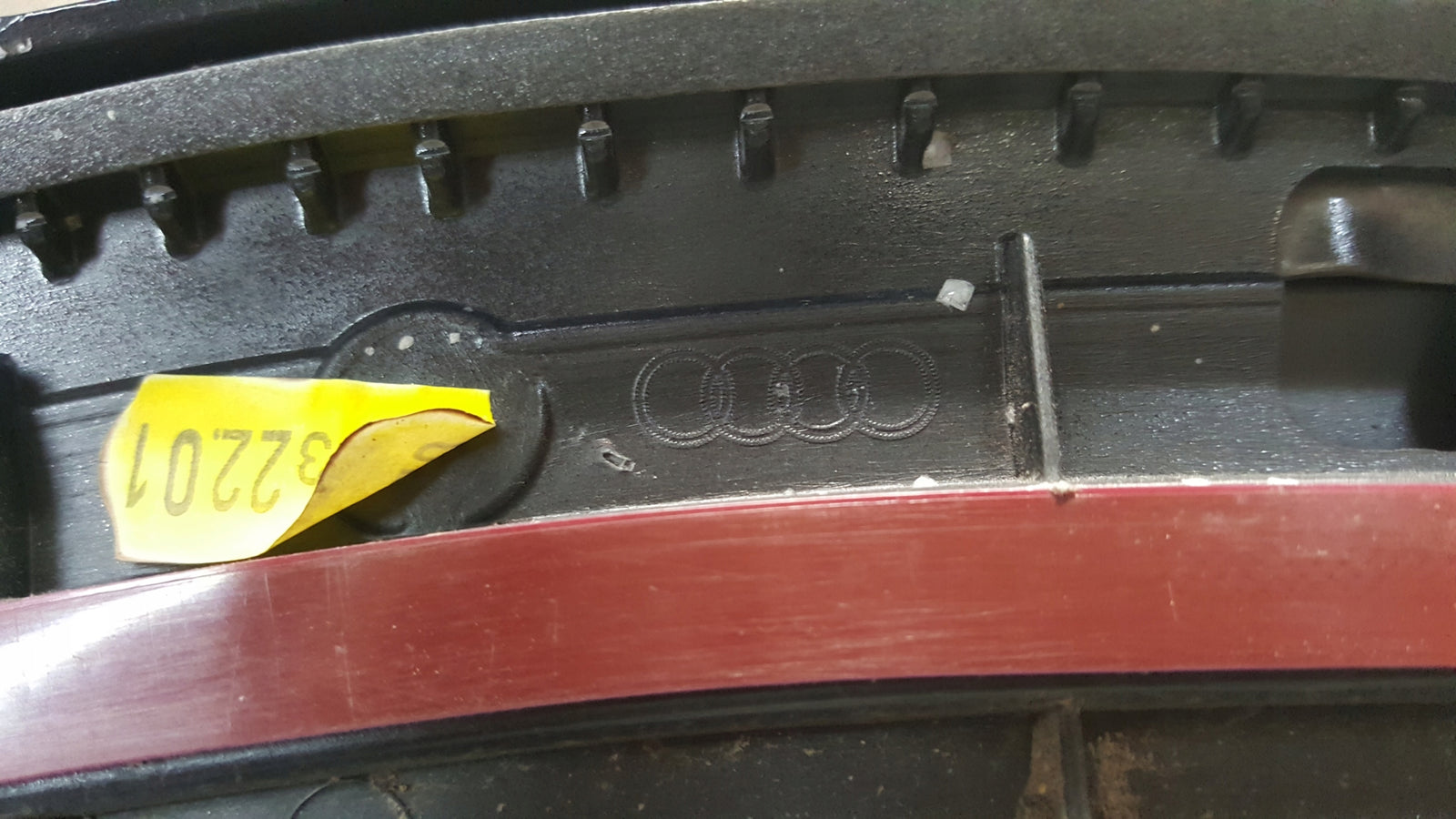 Listwa błotnika lewy tył AUDI Q2 81A853817A