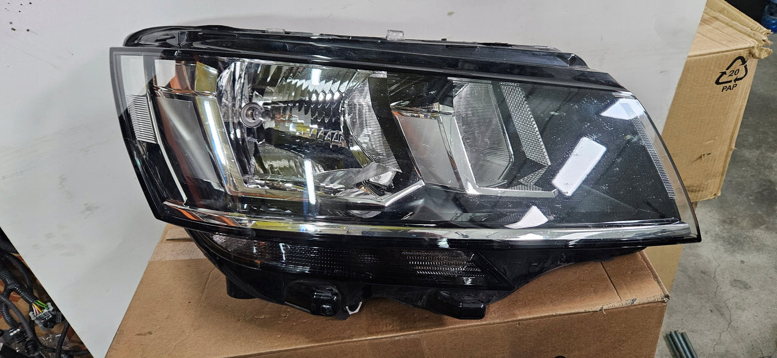 Prawy reflektor T 6.1 Multivan 7L1941006B 2019r IDEAŁ