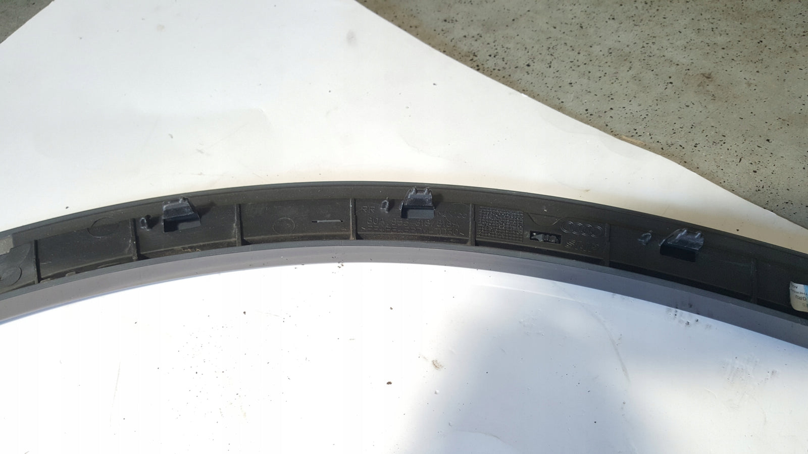 Listwa błotnika prawy tył AUDI Q5 80A853818A demontaż
