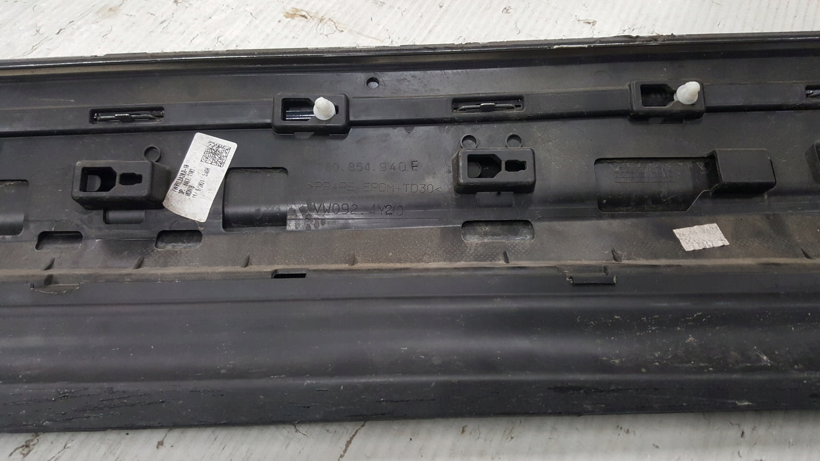 Listwa drzwi prawy przód VW TOUAREG III 760854940E demontaż