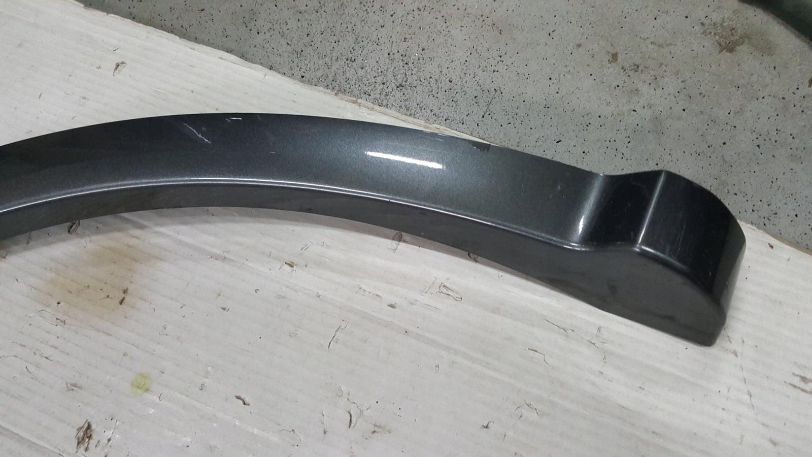Listwa błotnika prawy tył AUDI Q5 80A853818B demontaż