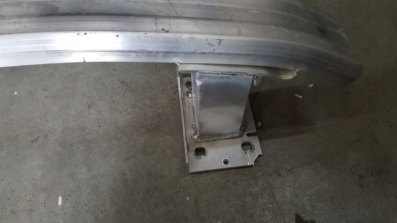 Belka wzmocnienie zderzaka przedniego VW T7 7T0807109B demontaż
