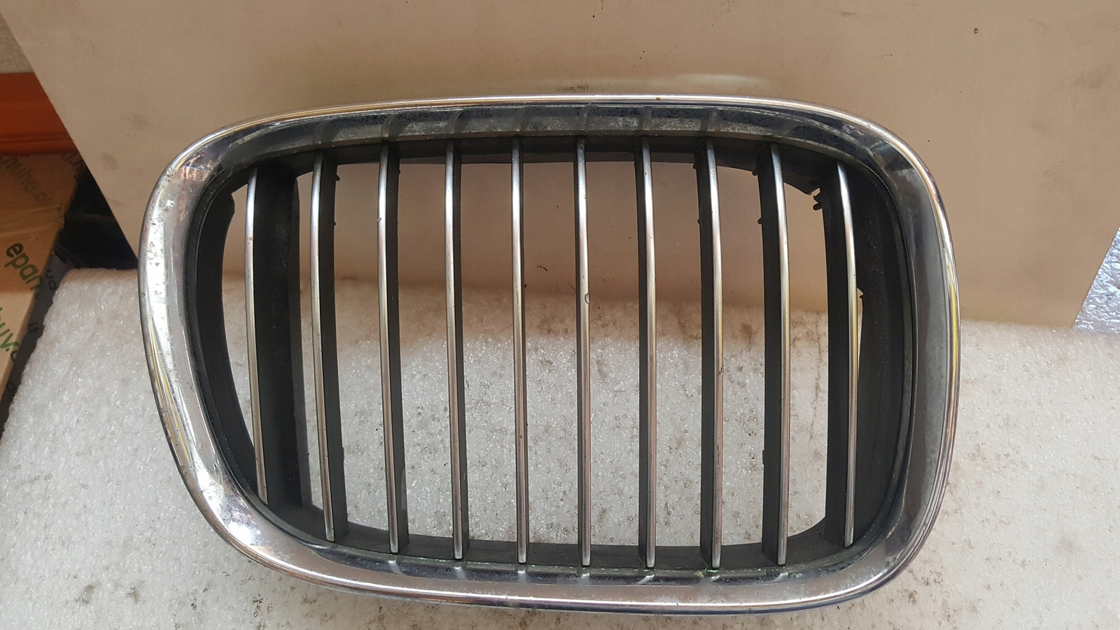 BMW E39 NERKA GRILL ATRAPA PRAWA 8159312