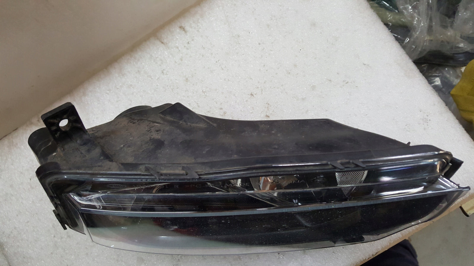 Prawy halogen VW T6 7E0941662A demontaż