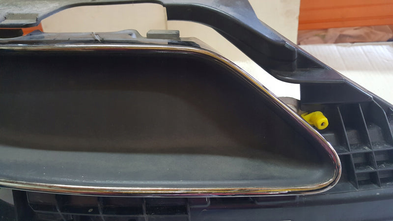 Prawa końcówka wydechu + uchwyt AUDI A4 (B9) 8W0253826Q 8W0807348G demontaż