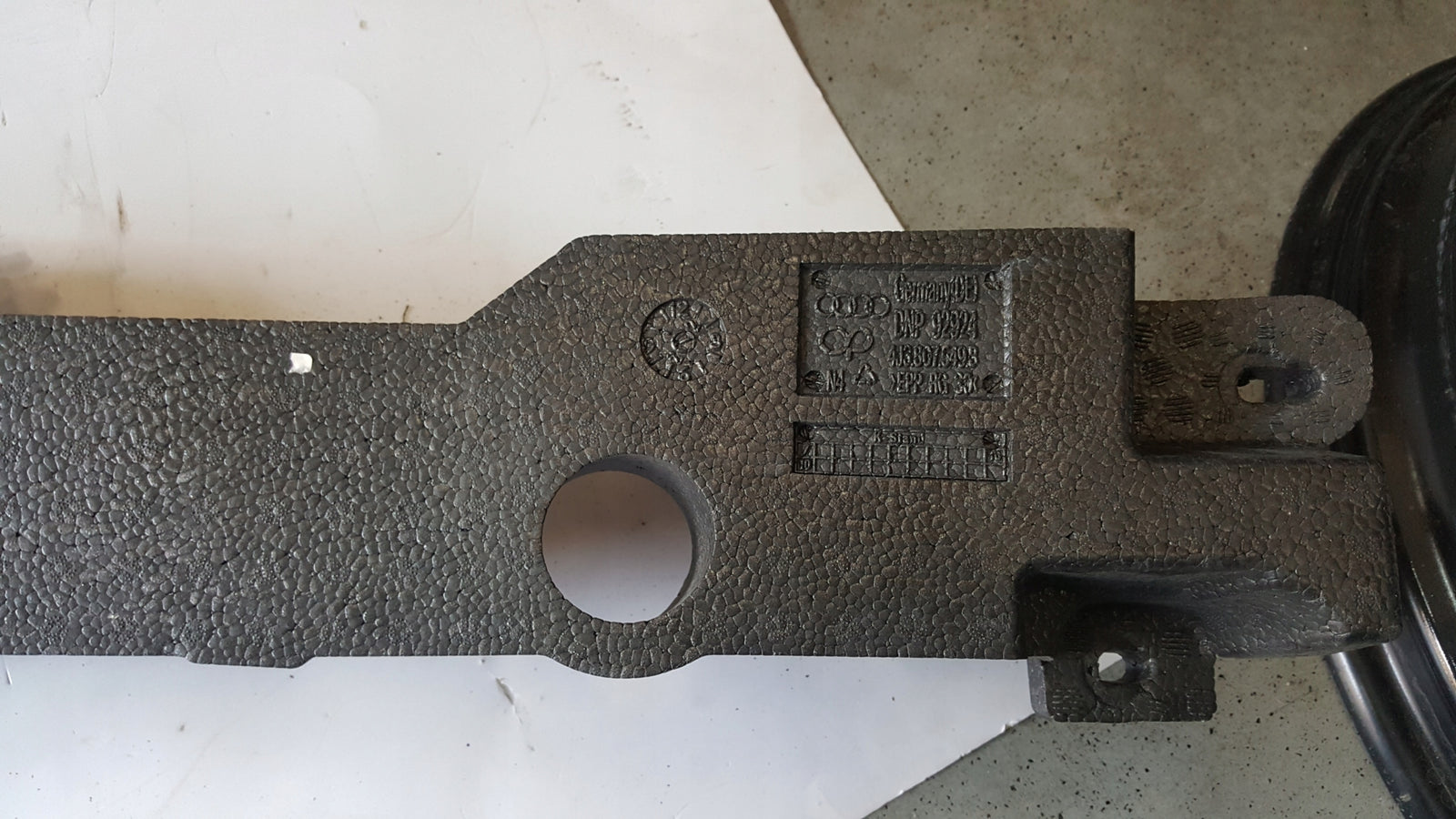 Absorber pianka zderzaka przedniego AUDI e-tron GT 4J3807549B demontaż