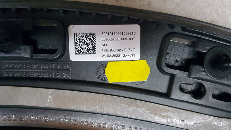 AUDI E-TRON LISTWA BŁOTNIKA LEWA TYŁ 4KE853819A