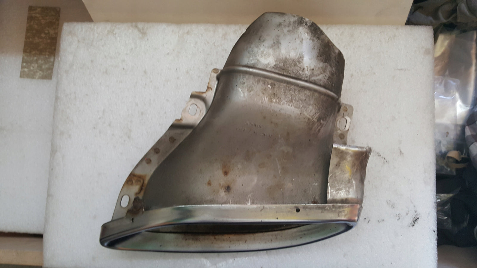 Końcówka wydechu lewa MERCEDES W212 A2124902727 demontaż