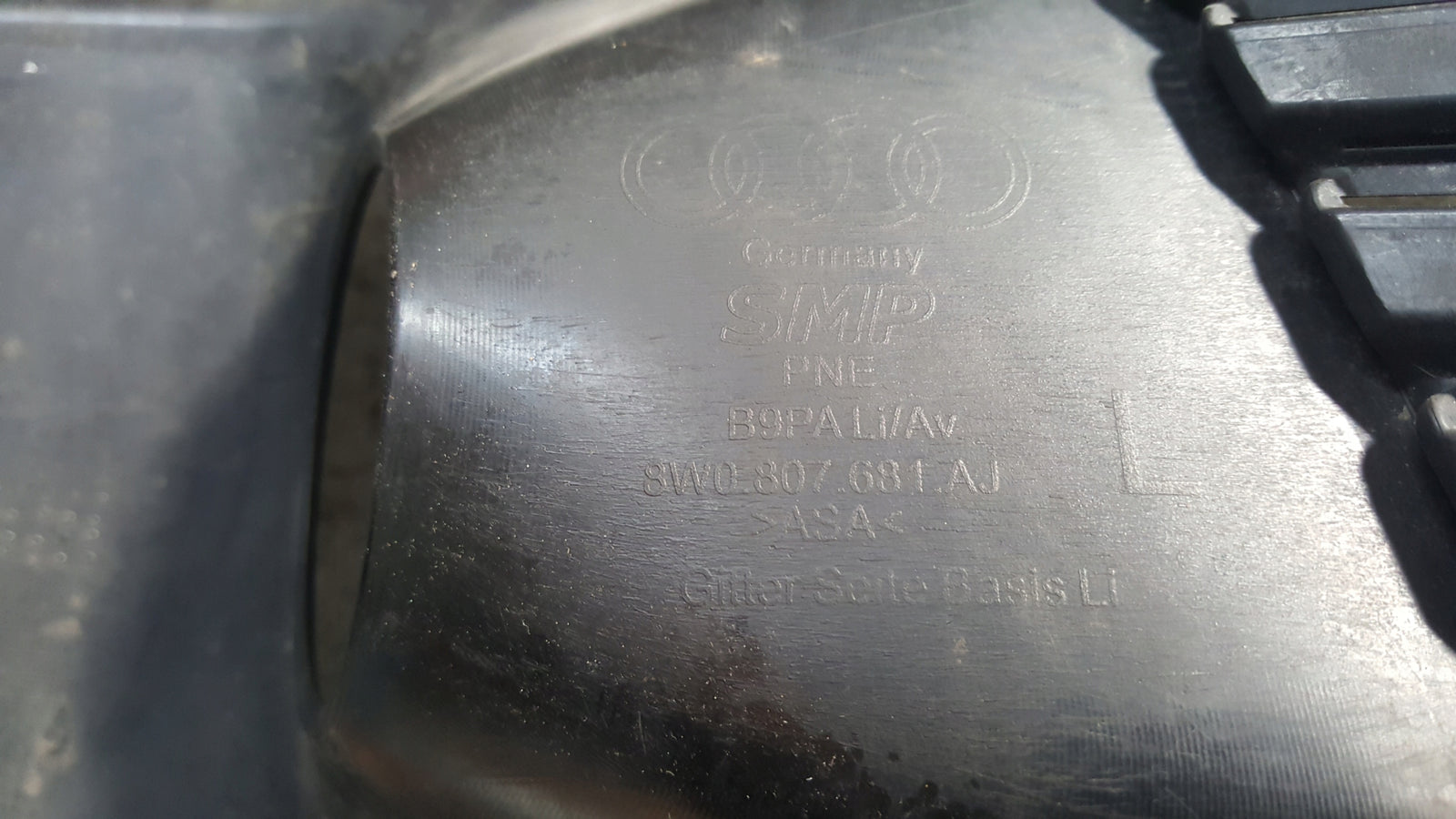AUDI A4 B9 S-LINE KRATKA ATRAPA ZDERZAKA LEWA 8W0807681AJ