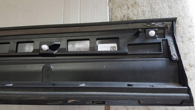 Listwa drzwi prawy przód AUDI Q2 81A853960B demontaż