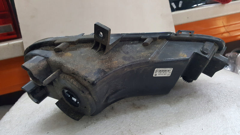 Prawy halogen VW T6 7E0941662A demontaż