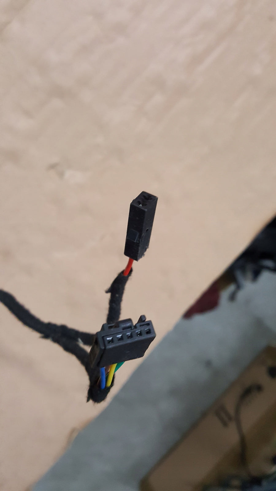 SIŁOWNIK ELEKTRYCZNY KLAPY LEWY SKODA OCTAVIA III KOMBI 5E9827851F