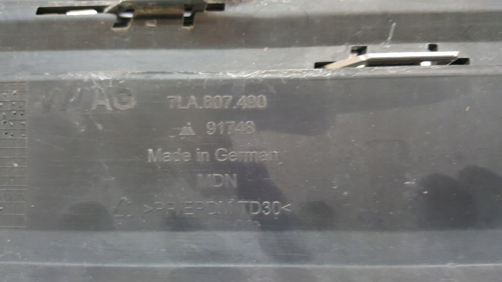 Kratka zderzaka prawy przód VW T6.1 7LA807490 demontaż