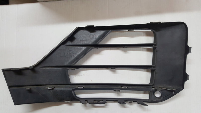 Kratka zderzaka prawy przód AUDI Q2 81A807682J demontaż