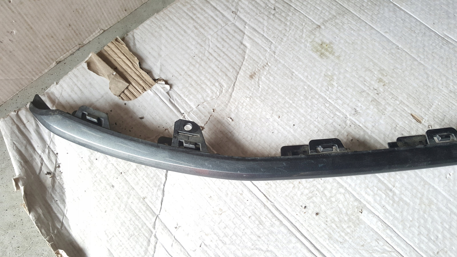 Listwa zderzaka przedniego AUDI A3 8Y0807110A demontaż