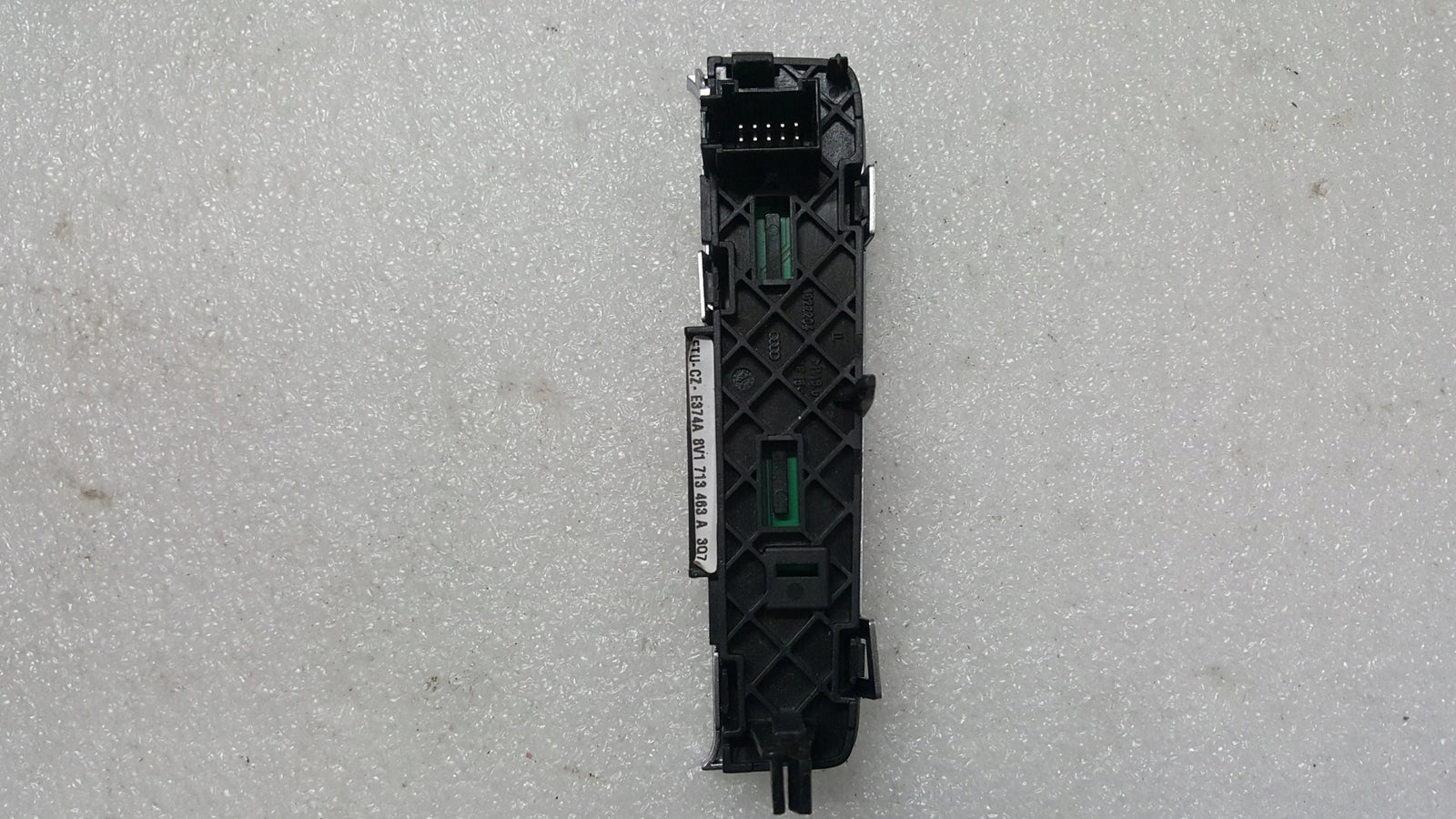 Panel wyświetlacz zmiany biegów AUDI A3 RS3 8V1713463A demontaż