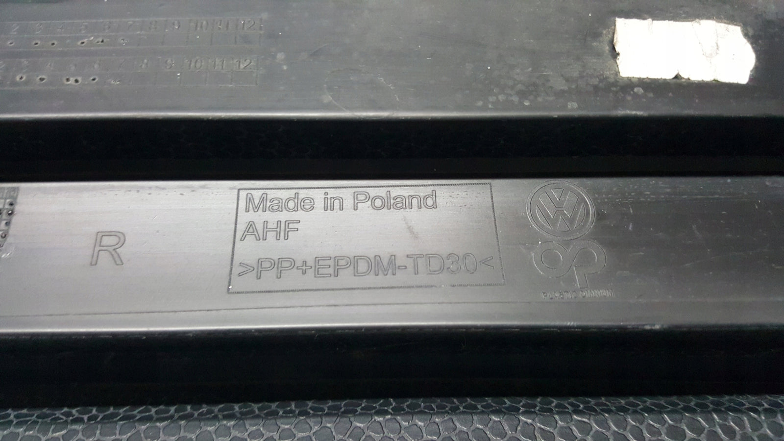 Kratka zderzaka prawy przód VW CADDY 2K5853666C demontaż